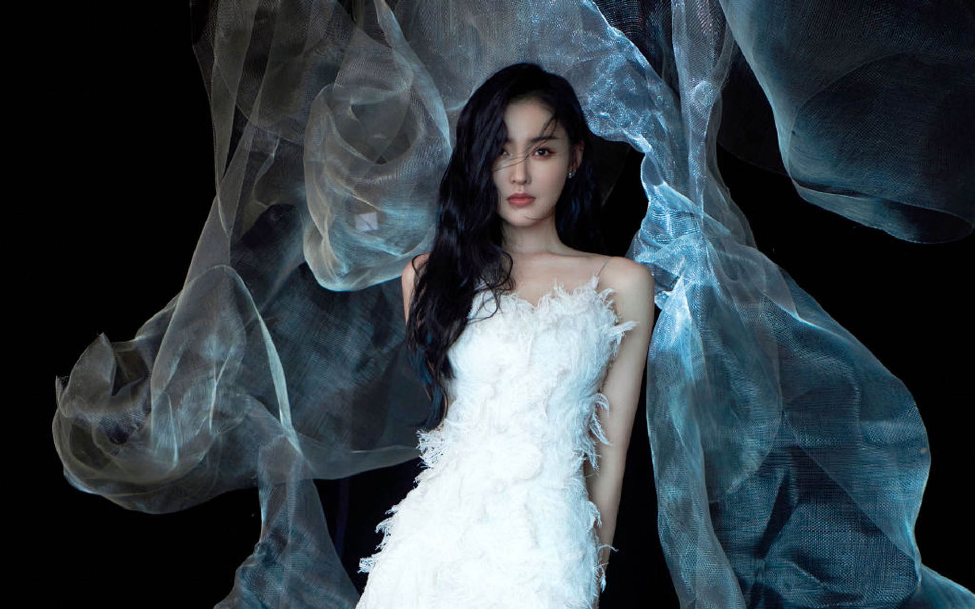 “高新体育中心:健力赛选手刷新纪录,力量与技巧的完美结合”